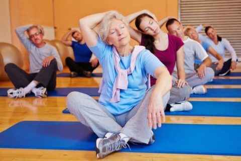 Дыхательные упражнения идут на пользу пожилым людям.